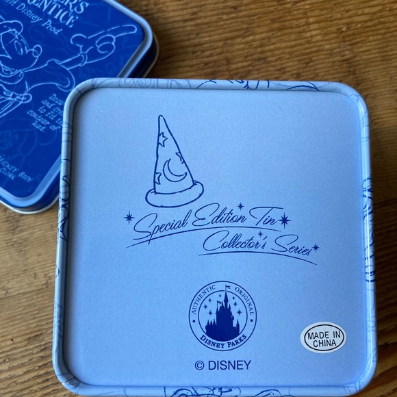 Authentic Disney Watch with Special Edition Tin - Picture 6 of 9